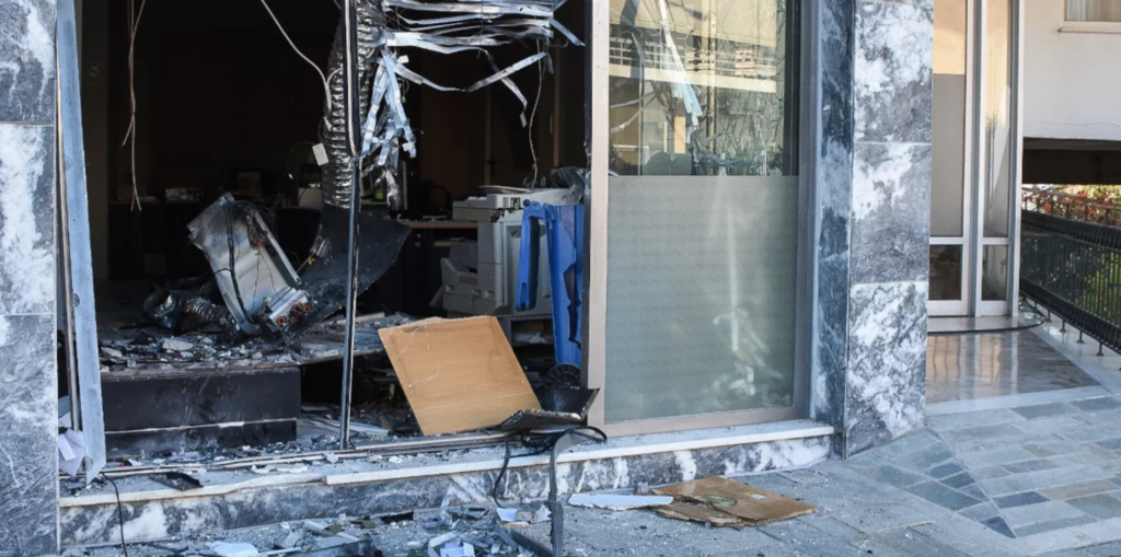 Grecia: Ataque incendiario contra banco en Tesalónica