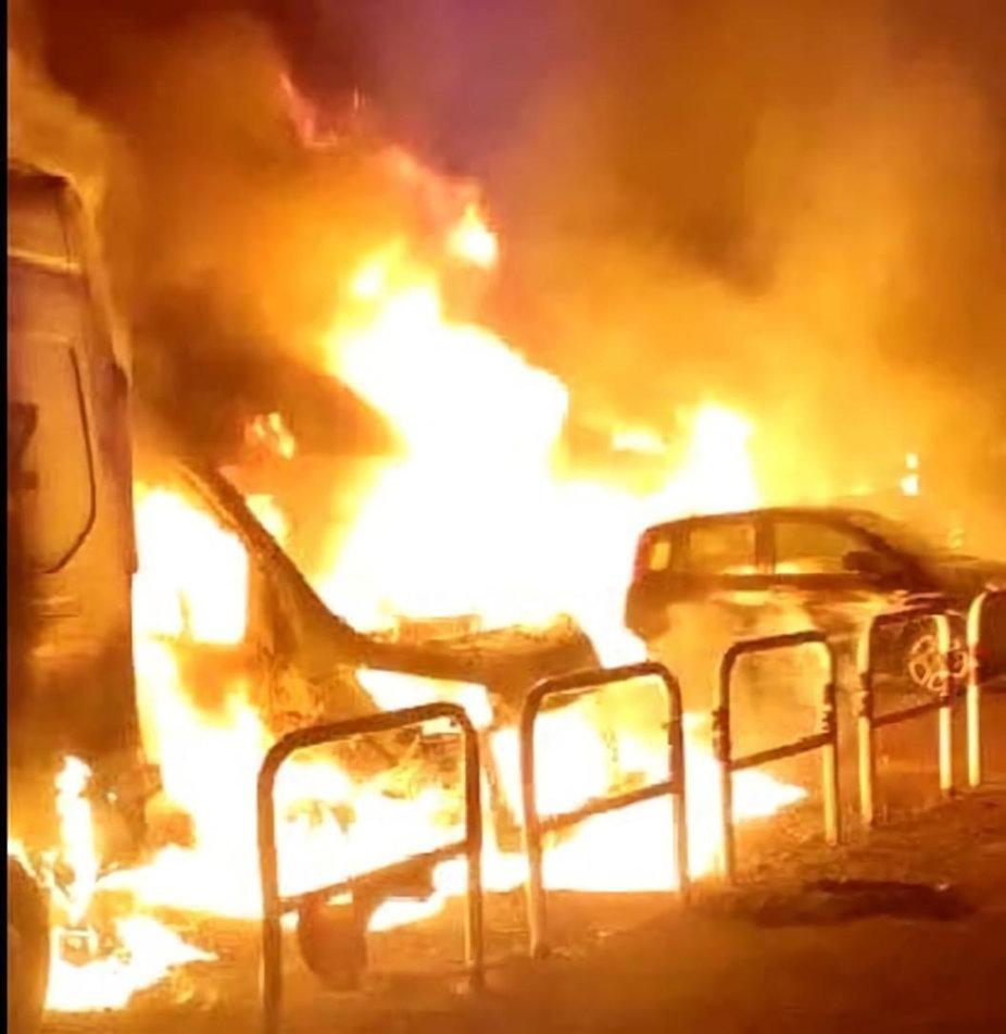 Italia: Estar donde no se lo esperan – Fuego a 25 vehículos Hertz (colaboradora policía griega)