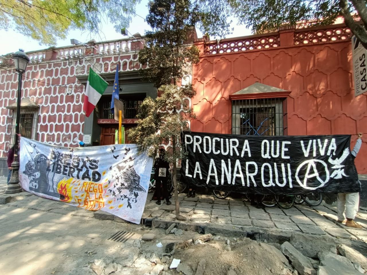Mexico: solidaridad con Alfredo Cospito frente a Instituto italiano de la Cultura