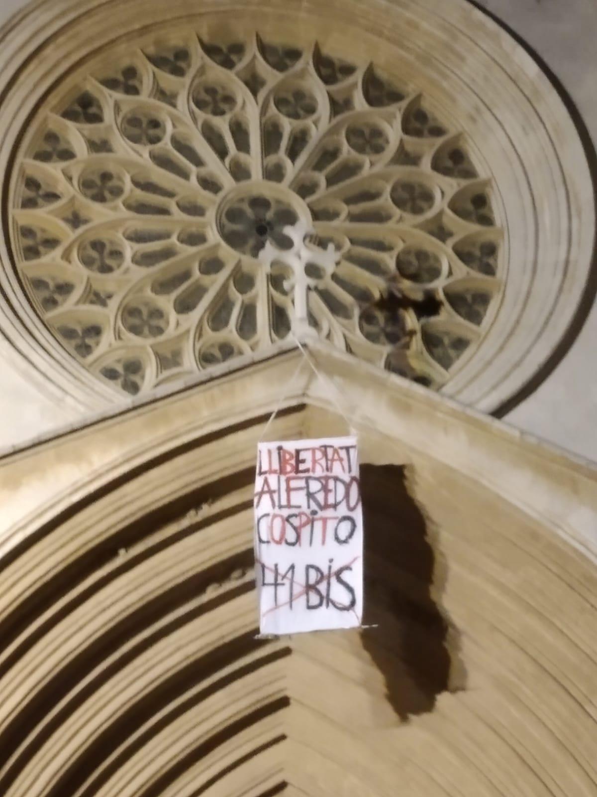 Tarragona: pancarta en solidaridad con Alfredo Cospito en la catedral