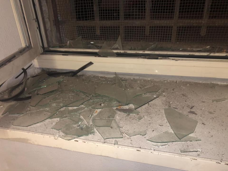 Italia: petardo «tocho» rompe las ventanas del local del PD en solidaridad con Alfredo Cospito
