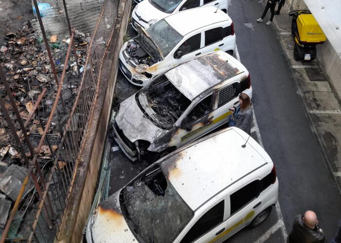 Italia: arden 3 vehículos de Poste italiane en Génova