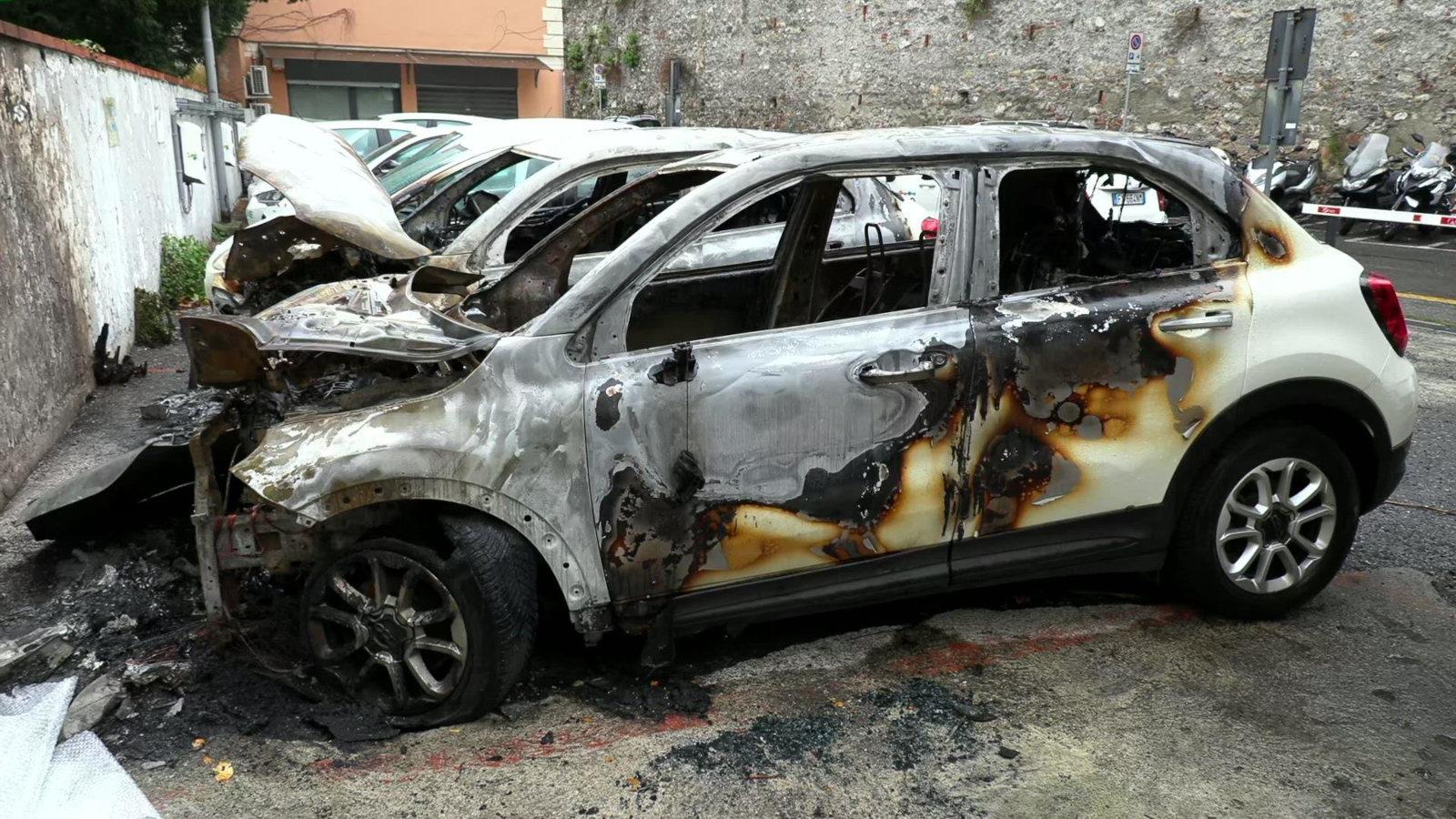 Italia: incendiados vehículos del grupo IREN en solidaridad con Alfredo y todxs lxs prisionerxs